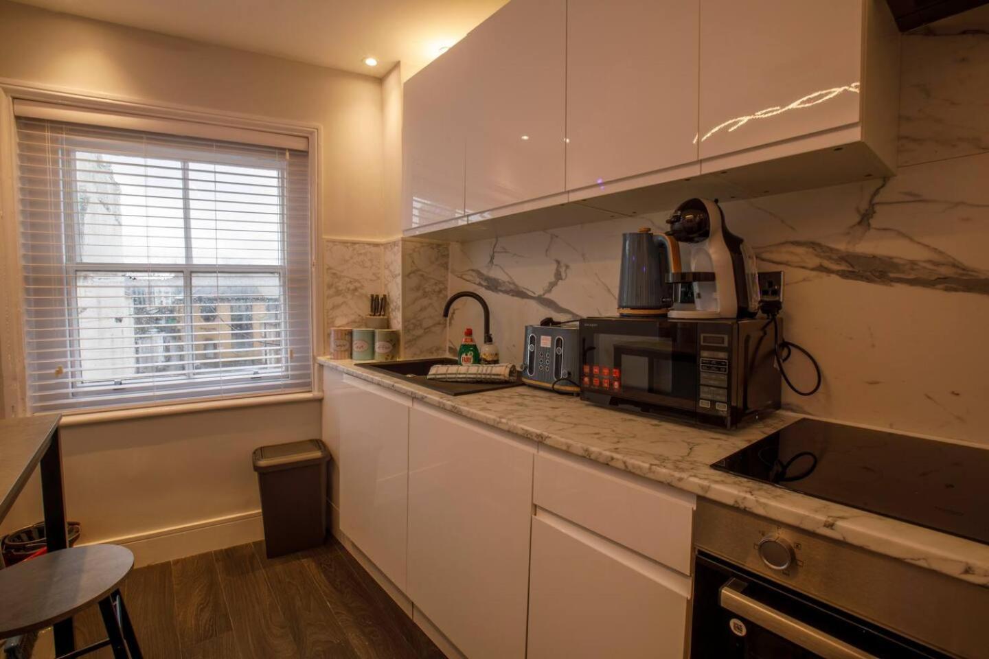 Side Flat, Shop's Cafes Appartement *