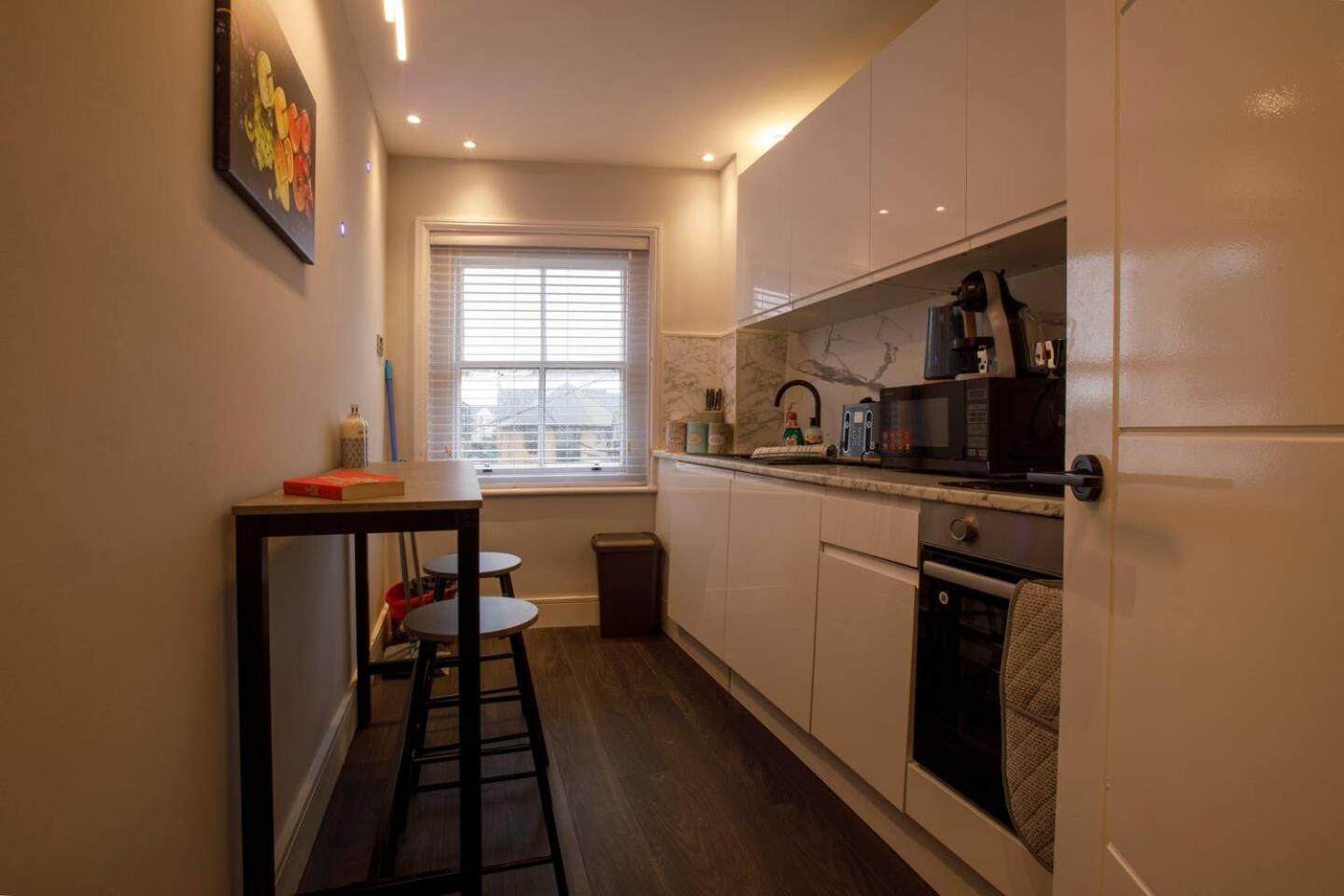 Side Flat, Shop's Cafes Appartement *